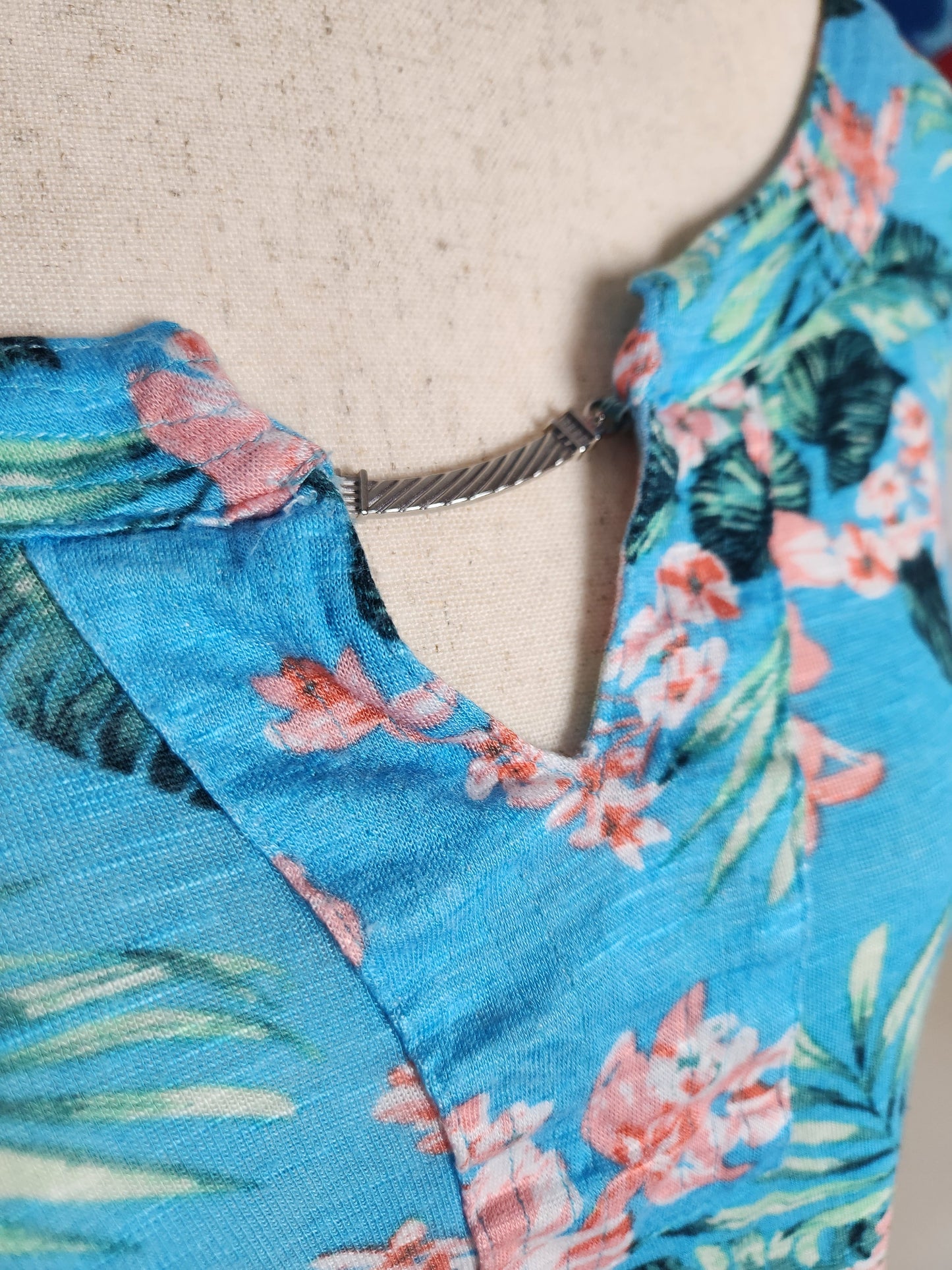 Size XL Bright Floral Top by Palm Grove